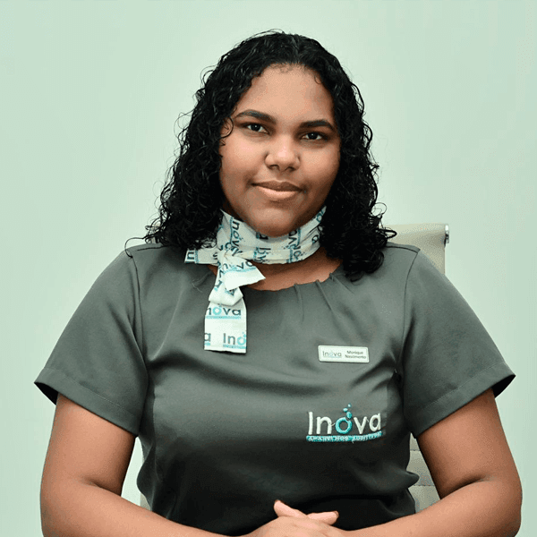 Monique Oliveira, assistente comercial