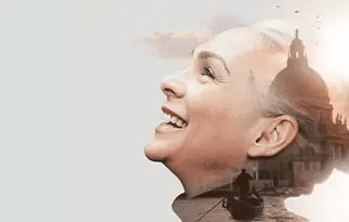 Mulher sorrindo, ouvindo os sons da cidade