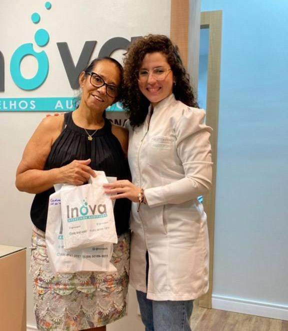 Cristina Guimarães M. da Silva, cliente da Inova, ao lado da fonoaudióloga