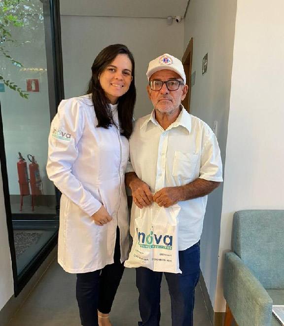 Luiz Gonzaga Sanches, cliente da Inova, ao lado da fonoaudióloga