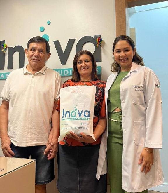 Jorge Mendes e sua esposa Joana Darcy, cliente da Inova, ao lado da fonoaudióloga
