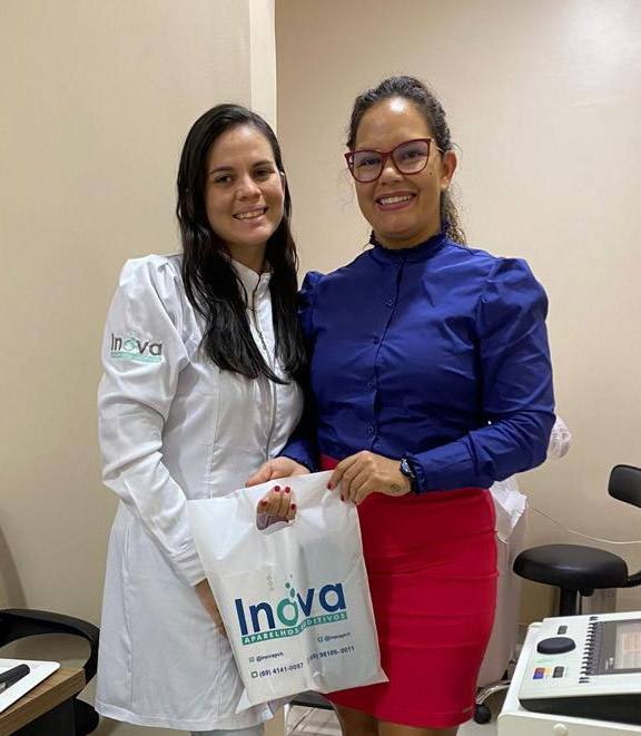 Nívea Gomes Zanon com a fonoaudióloga da Inova