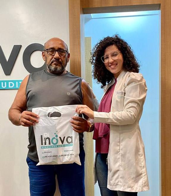 José do Nascimento Lindoso com a fonoaudióloga da Inova