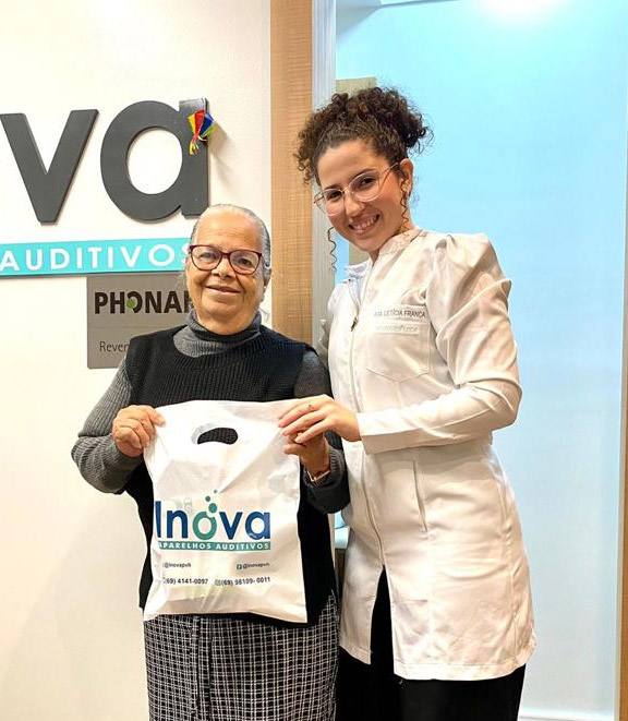 Ivone Muniz de Souza com a fonoaudióloga da Inova