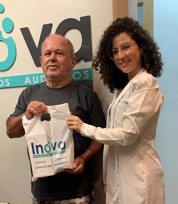 Tarciso Luiz de Assis, na compra do seu segundo aparelho na Inova, cliente da Inova, ao lado da fonoaudióloga