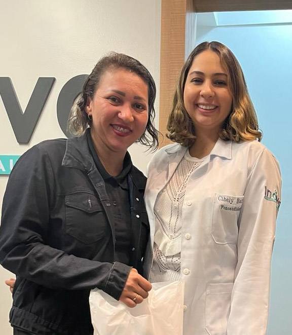 Diana Cris Alves Barros com a fonoaudióloga da Inova