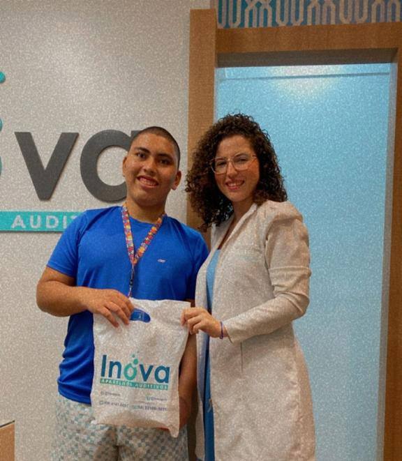Carlos Davi de Lima P. Melo com a fonoaudióloga da Inova