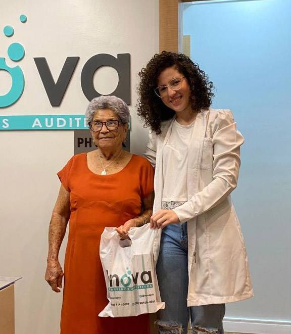 Luzia Batista Costa com a fonoaudióloga da Inova