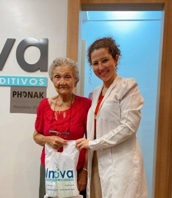 Luiza Coelho Duarte com a fonoaudióloga da Inova