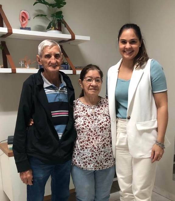 Antonia Olavinha de Souza com a fonoaudióloga da Inova