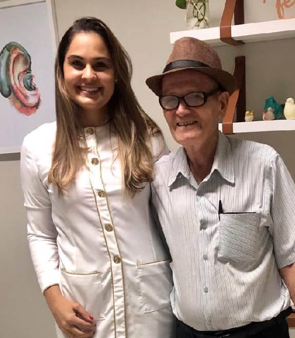 Antônio Carlos de Souza com a fonoaudióloga da Inova
