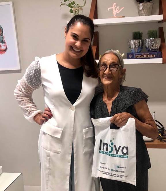 Cecília Maria Rodrigues, cliente da Inova, ao lado da fonoaudióloga