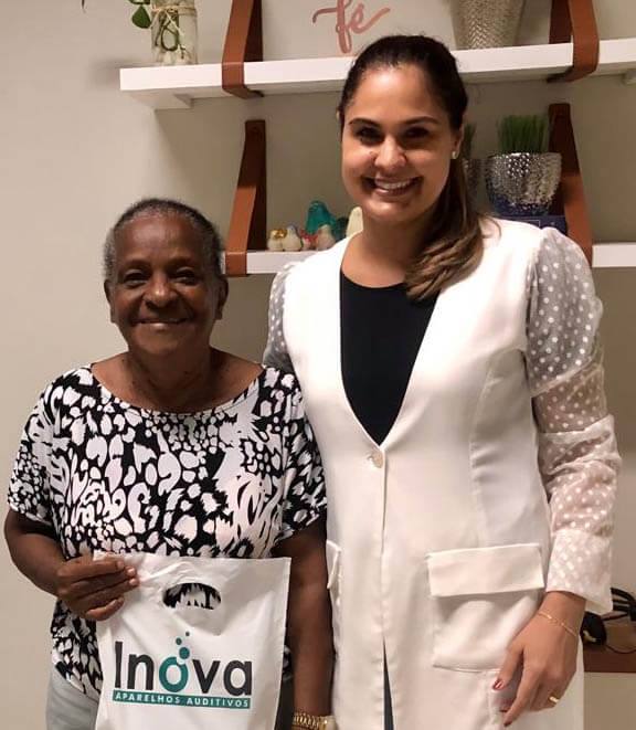 Lauriza da Silva Neto com a fonoaudióloga da Inova