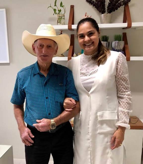 Nelson Barbieri, cliente da Inova, ao lado da fonoaudióloga