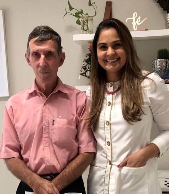 Adaito Santos com a fonoaudióloga da Inova
