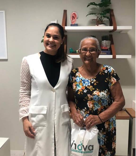 Eulina Rosa de Oliveira com a fonoaudióloga da Inova
