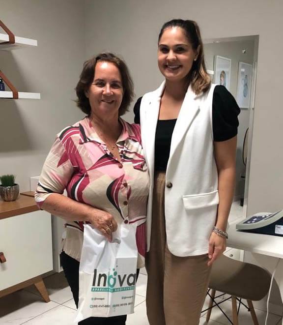 Roseli da Cunha Dobri com a fonoaudióloga da Inova