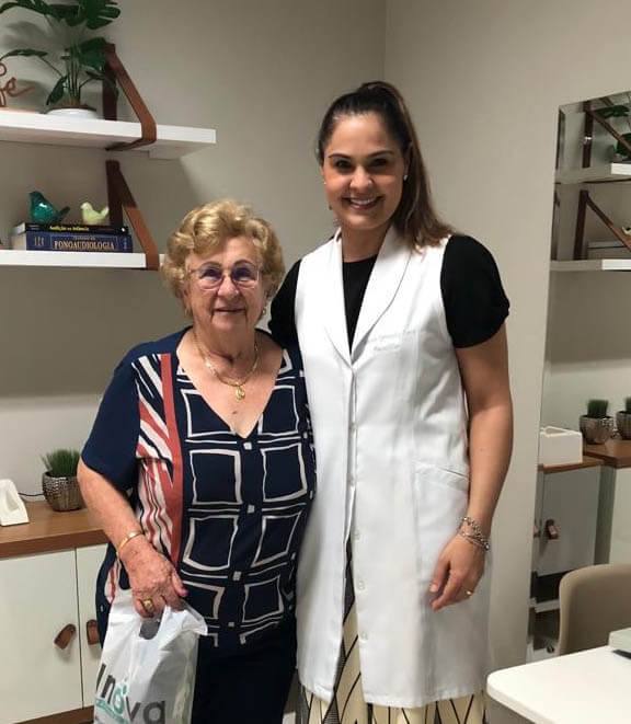 Elza Nicoletti, cliente da Inova, ao lado da fonoaudióloga