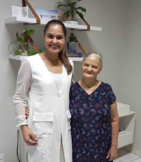 Alice Martins de Souza com a fonoaudióloga da Inova