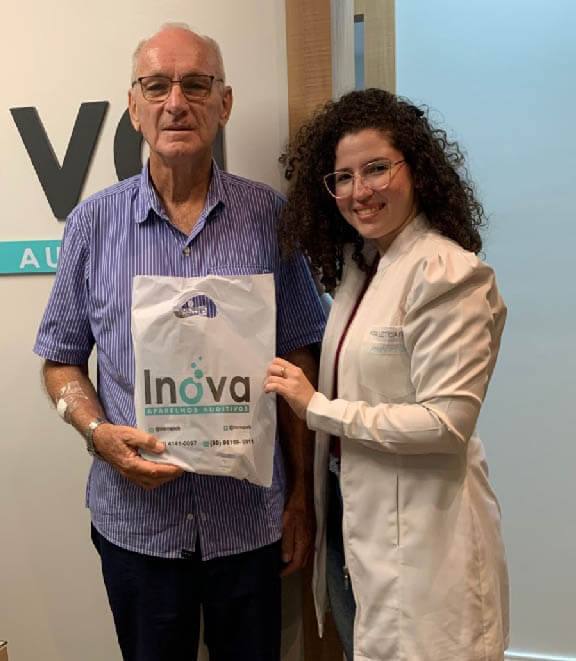 Frei Marcos Jochem Júnior, cliente da Inova, ao lado da fonoaudióloga