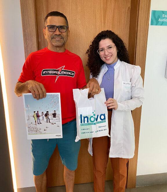 Erivaldo José Xavier de Lima com a fonoaudióloga da Inova