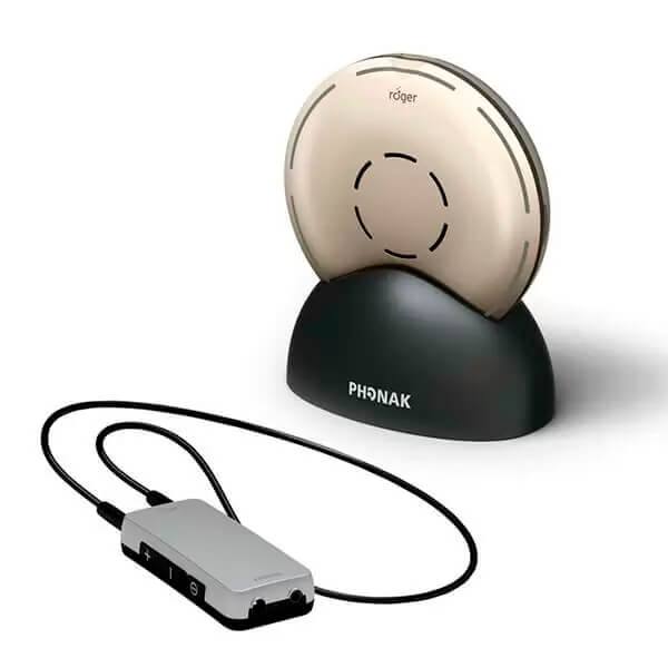 Roger Select, microfone redondo de mesa, na base de carregamento