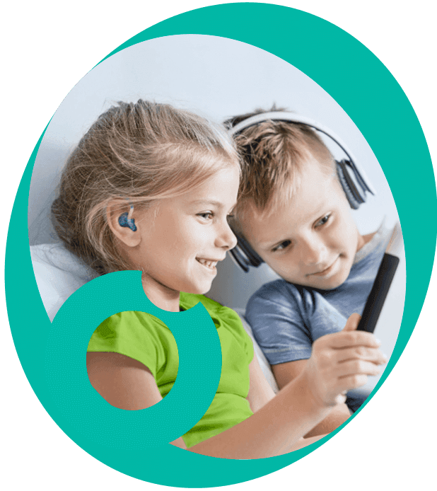 Duas crianças sorrindo enquanto brincam, uma delas usando aparelho auditivo Phonak Sky